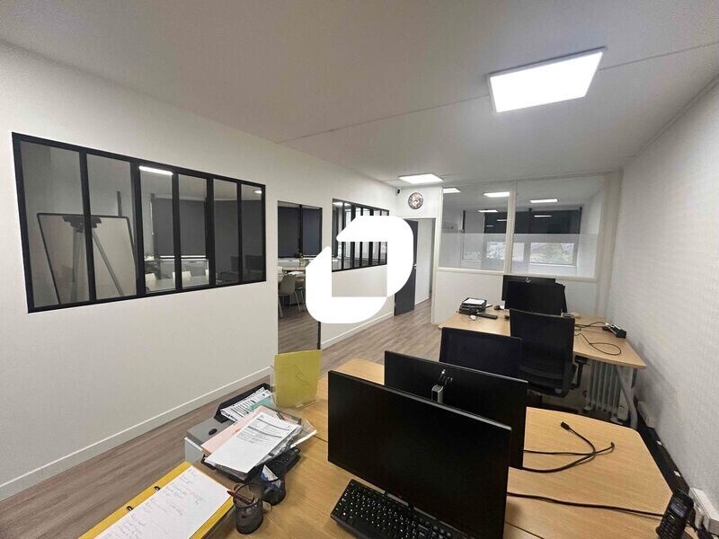 Office in Argenteuil to rent Interior Photo- Image 1 of 11