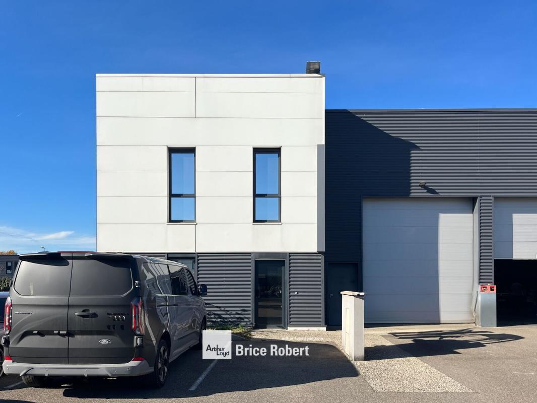73 Rue Mathieu Dussurgey, Saint-Fons to rent Building Photo- Image 1 of 13