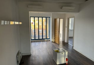 10-10B Robin Hood Rd, Woking to rent Interior Photo- Image 2 of 3