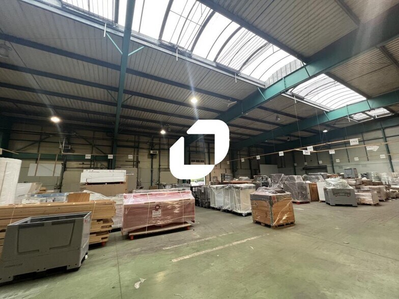 Light Industrial in Lieusaint to rent - Interior Photo - Image 3 of 8