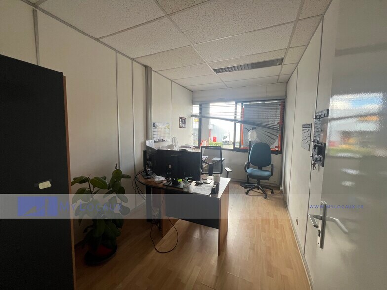 Industrial in Buc for sale - Interior Photo - Image 3 of 11