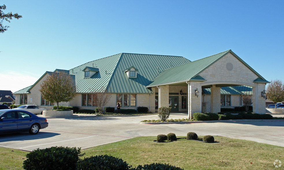 3650 W Wheatland Rd, DeSoto, TX for rent - Primary Photo - Image 1 of 30