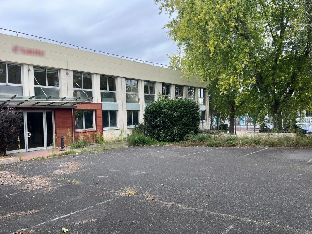 Light Industrial in Saint Germain En Laye for sale Building Photo- Image 1 of 13