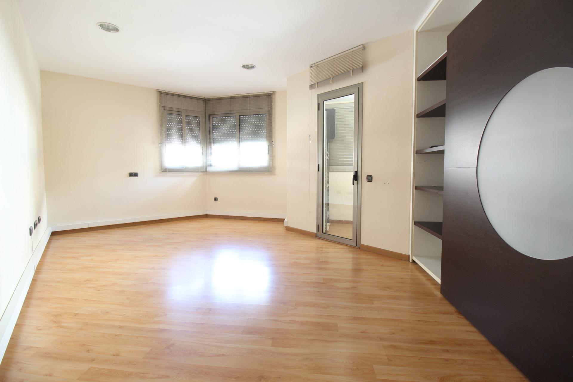 Office in Vilanova i la Geltrú, Barcelona to rent Interior Photo- Image 1 of 9