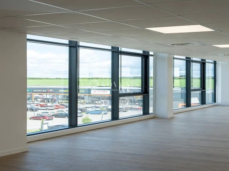 Office in Plaisir to rent - Building Photo - Image 2 of 12