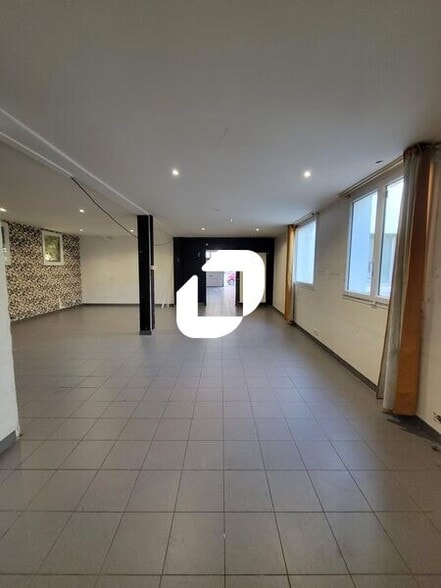Office in Saint-Ouen-sur-Seine to rent - Building Photo - Image 2 of 11