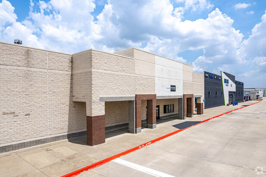 2420 S Stemmons Fwy, Lewisville, TX for rent - Building Photo - Image 1 of 28