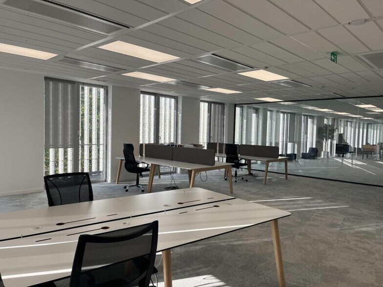 60 Avenue Edouard Vaillant, Boulogne-Billancourt to rent - Interior Photo - Image 1 of 11