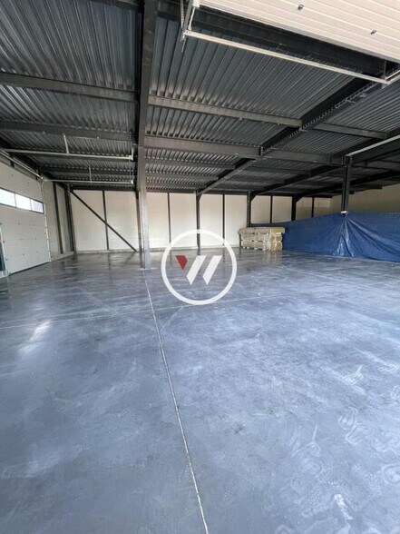 Light Industrial in Signes to rent - Interior Photo - Image 2 of 9