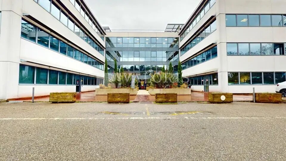 Office in Caluire-et-Cuire to rent Building Photo- Image 1 of 2