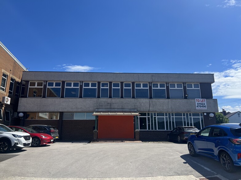 Silver Royd Hl, Leeds for rent - Building Photo - Image 3 of 4