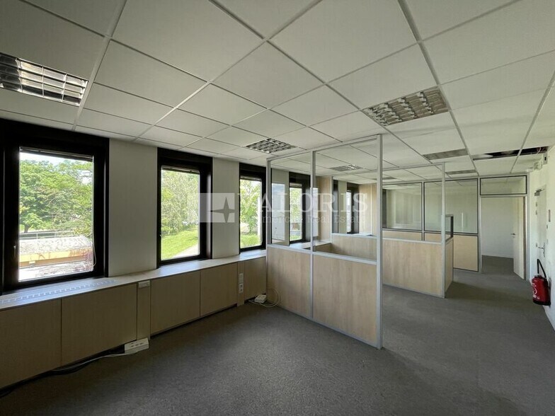 5 Route Du Paisy, Dardilly to rent - Interior Photo - Image 2 of 6
