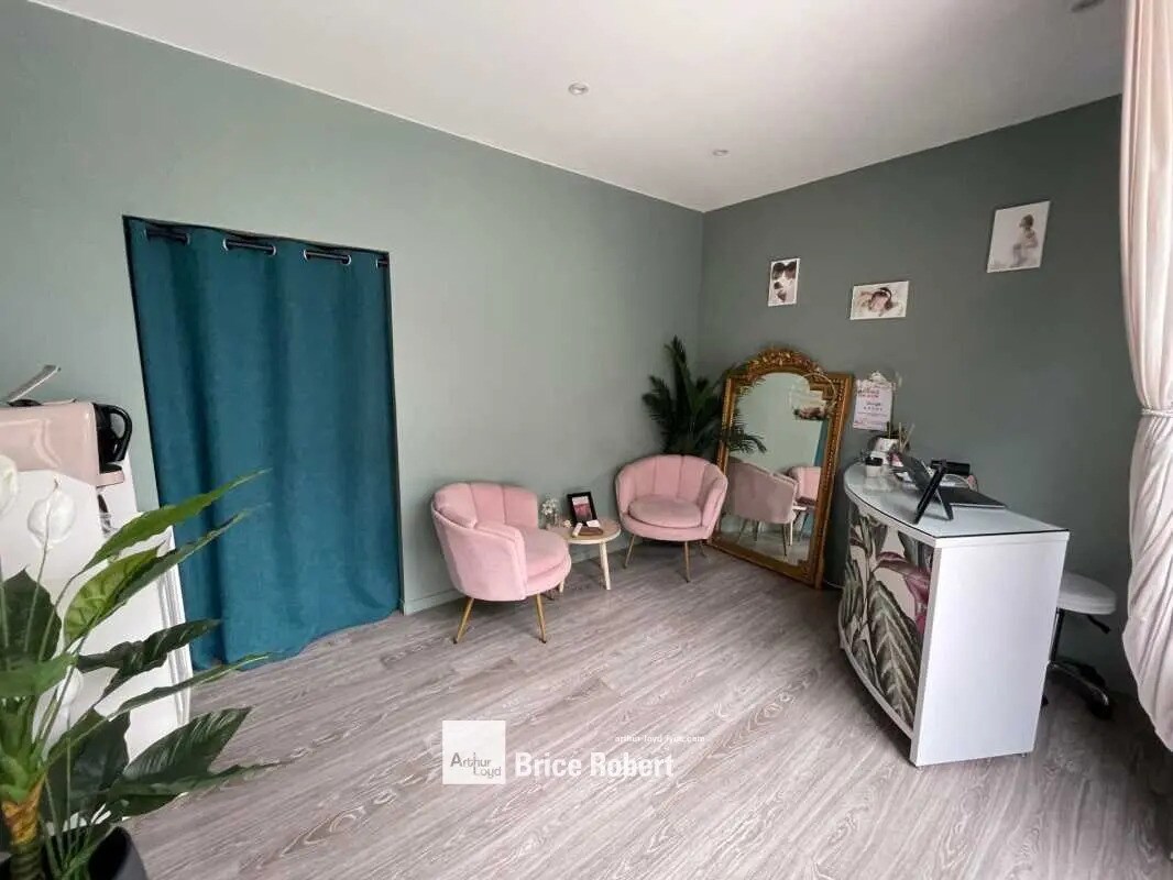 Retail in Villeurbanne to rent Interior Photo- Image 1 of 6