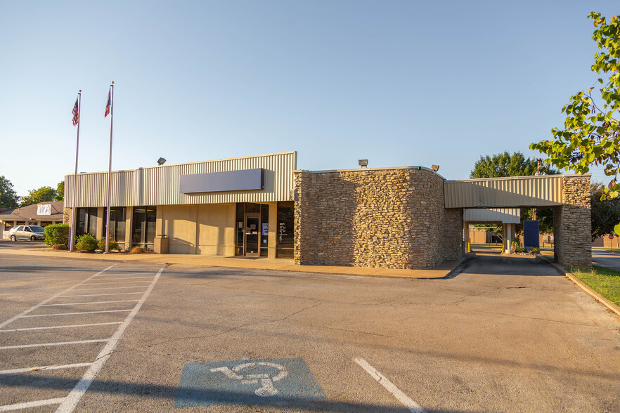 702 W Pearl St, Granbury, TX for rent - Building Photo - Image 1 of 2