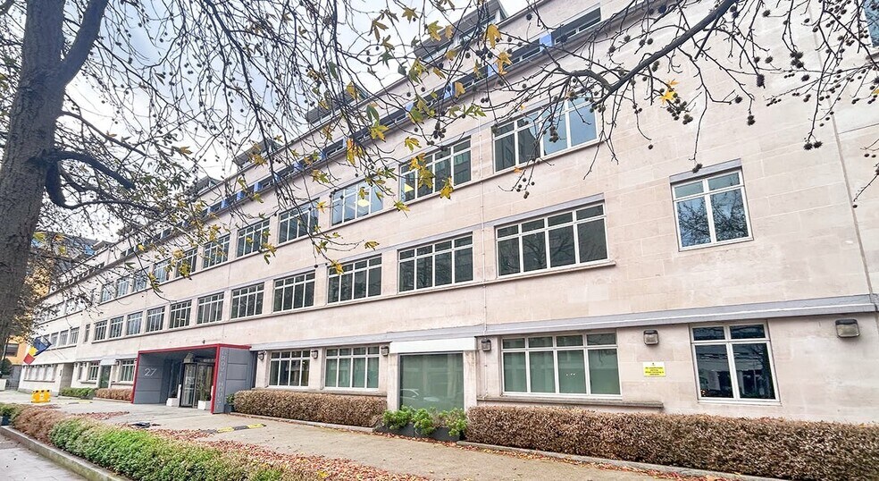 27 Hammersmith Grove, London to rent - Building Photo - Image 1 of 11