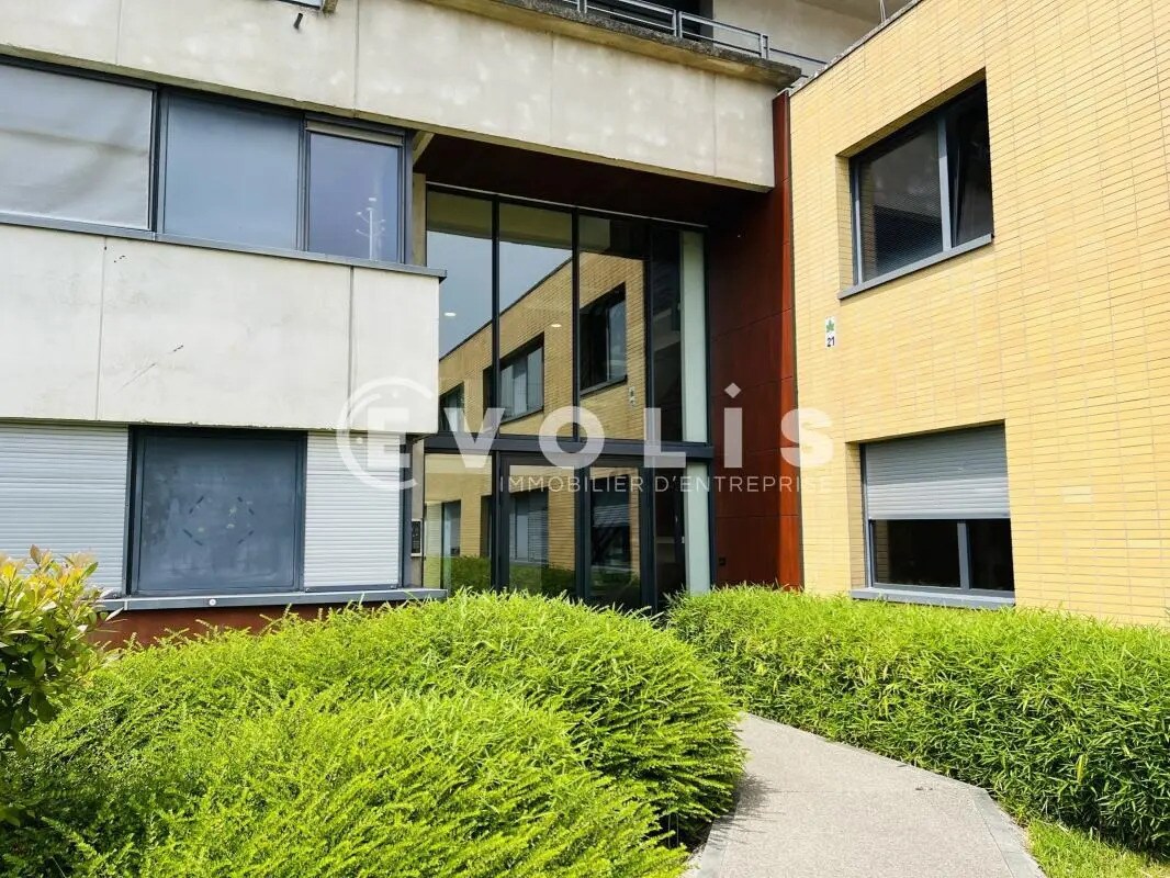 Office in Champs-sur-Marne to rent Building Photo- Image 1 of 13
