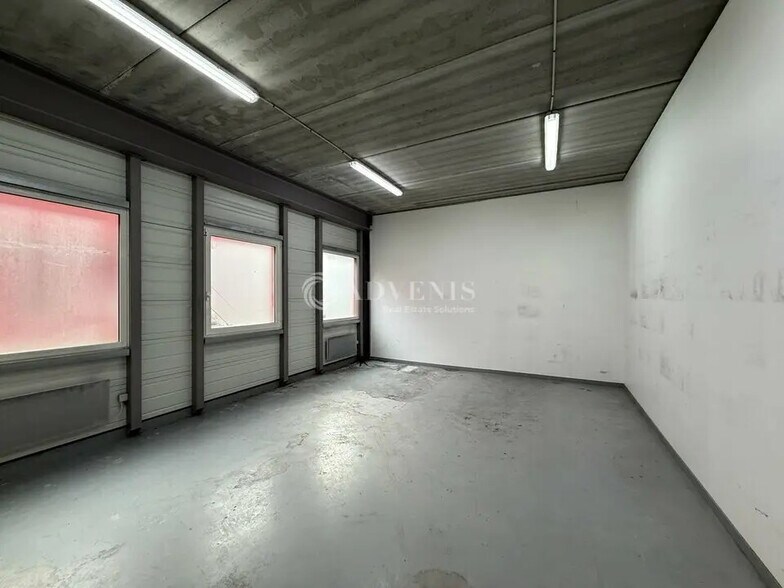 Light Industrial in Champs-sur-Marne to rent - Interior Photo - Image 3 of 10
