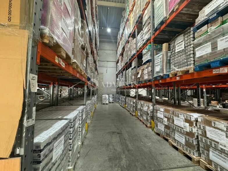 Industrial in Stains to rent - Building Photo - Image 2 of 12