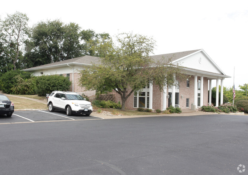 2705 Happy Joe Dr, Bettendorf, IA for rent - Primary Photo - Image 1 of 7