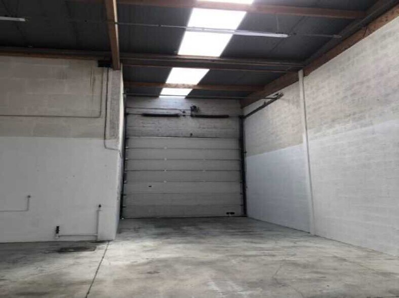 Light Industrial in Émerainville to rent - Interior Photo - Image 3 of 15