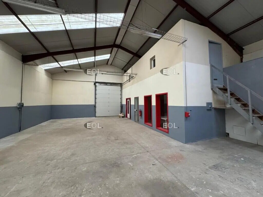 Location Local d'activités 270 m² - Photo 1