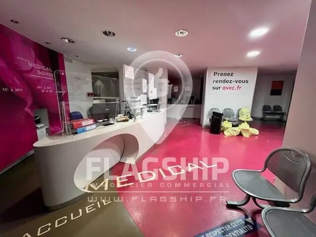 Retail in Montreuil for sale Building Photo- Image 1 of 9