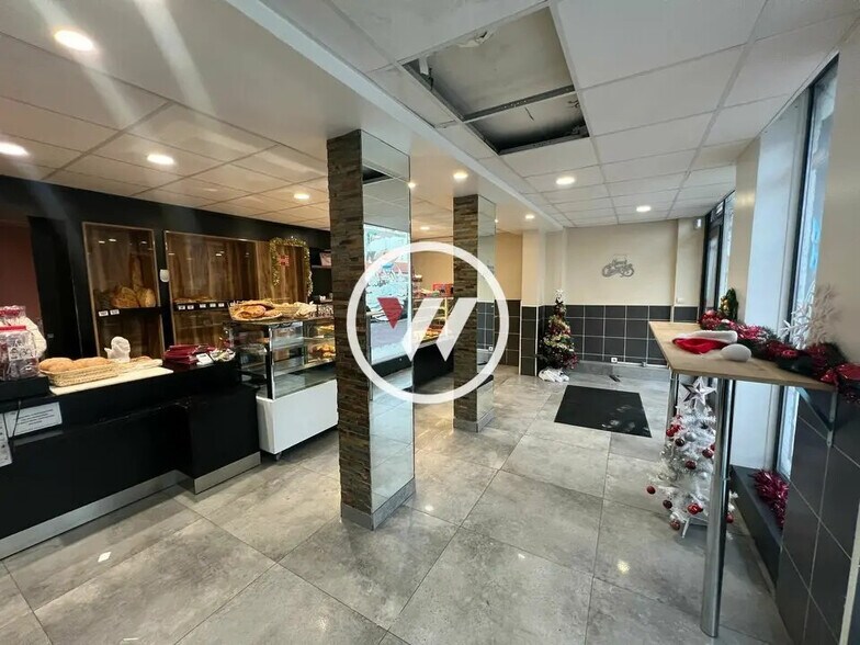 Retail in Chelles for sale - Lobby - Image 1 of 11