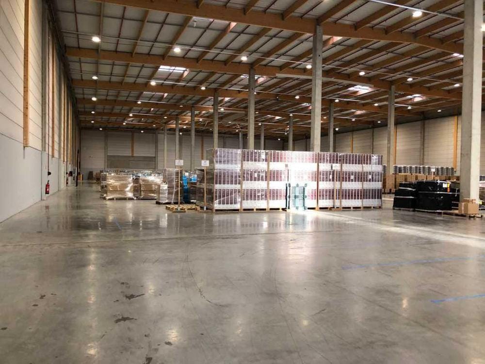 Light Industrial in Marly-la-Ville to rent Interior Photo- Image 1 of 5