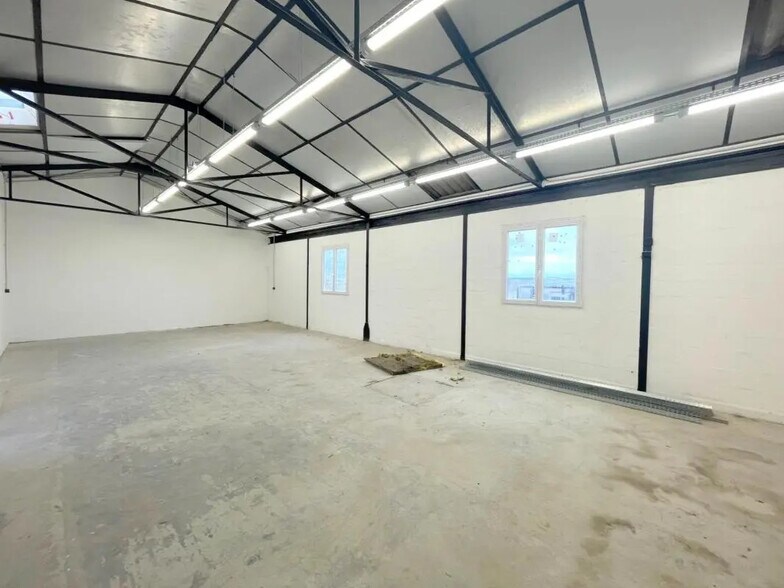 Industrial in Bezons to rent - Interior Photo - Image 2 of 14