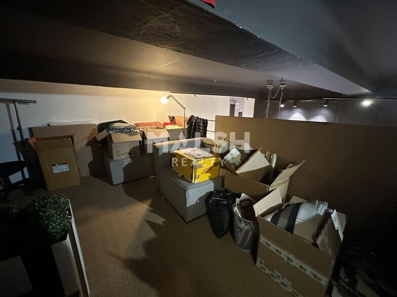 Retail in Lyon to rent - Building Photo - Image 2 of 9