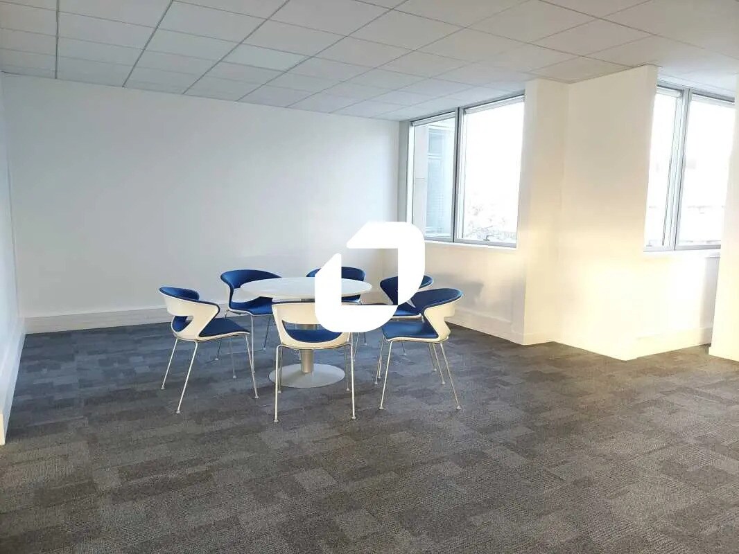 Office in Vélizy-Villacoublay to rent Interior Photo- Image 1 of 1