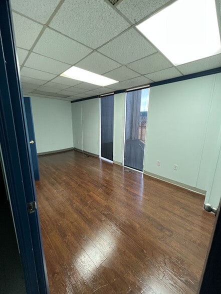 5809 98 St, Edmonton, AB to rent - Interior Photo - Image 3 of 9