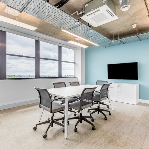 100 High St, London to rent - Interior Photo - Image 2 of 2