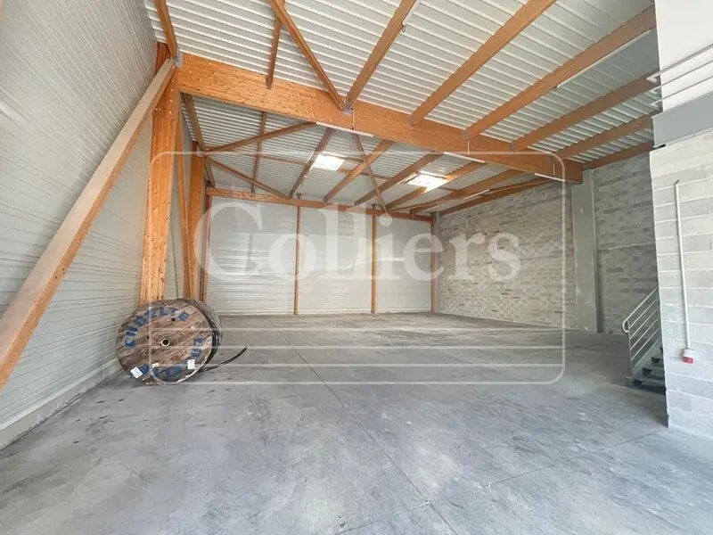 Location Local d'activités 378 m² - Photo 1