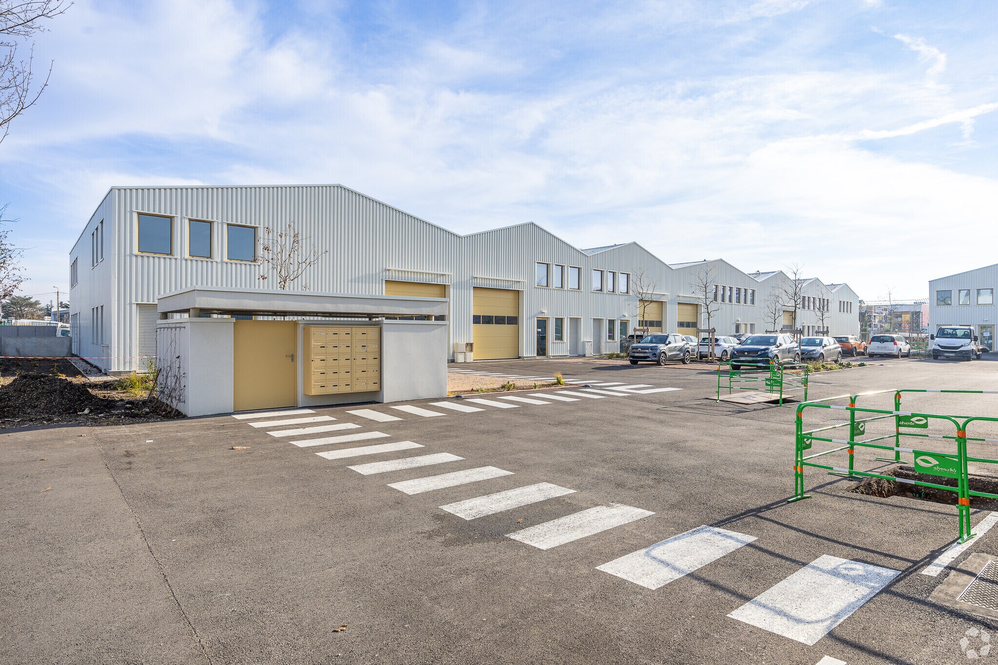 38 Rue Marius Grosso, Vaulx-en-Velin to rent Building Photo- Image 1 of 24