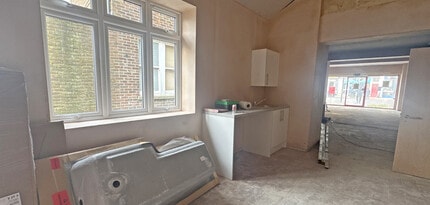 104 London Rd, East Grinstead to rent Construction Photo- Image 2 of 3