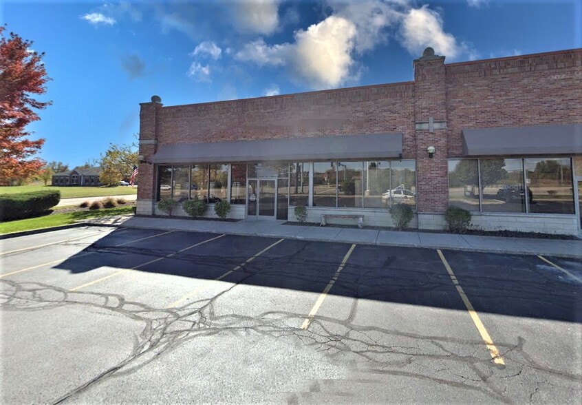 2400 Lake Shore Dr, Woodstock, IL for rent - Building Photo - Image 2 of 10