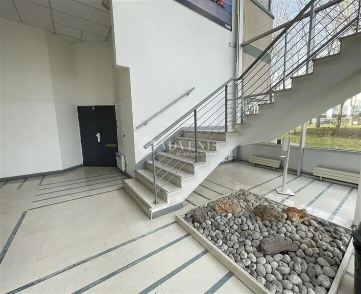 Office in Villepinte to rent - Lobby - Image 2 of 8