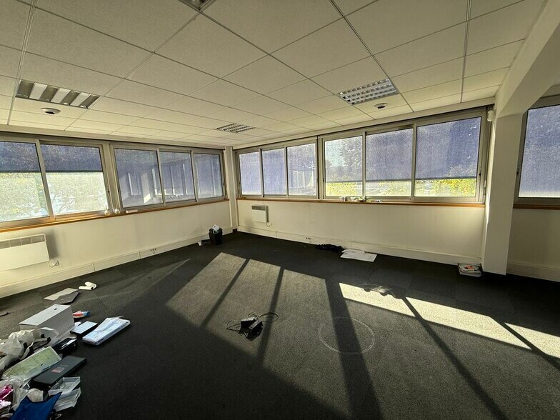 Office in Villeneuve-la-Garenne to rent - Building Photo - Image 3 of 11