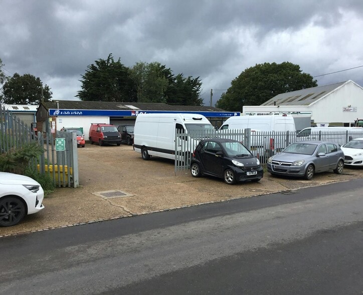 1-5 Cowbeech Hl, Hailsham to rent - Building Photo - Image 1 of 3