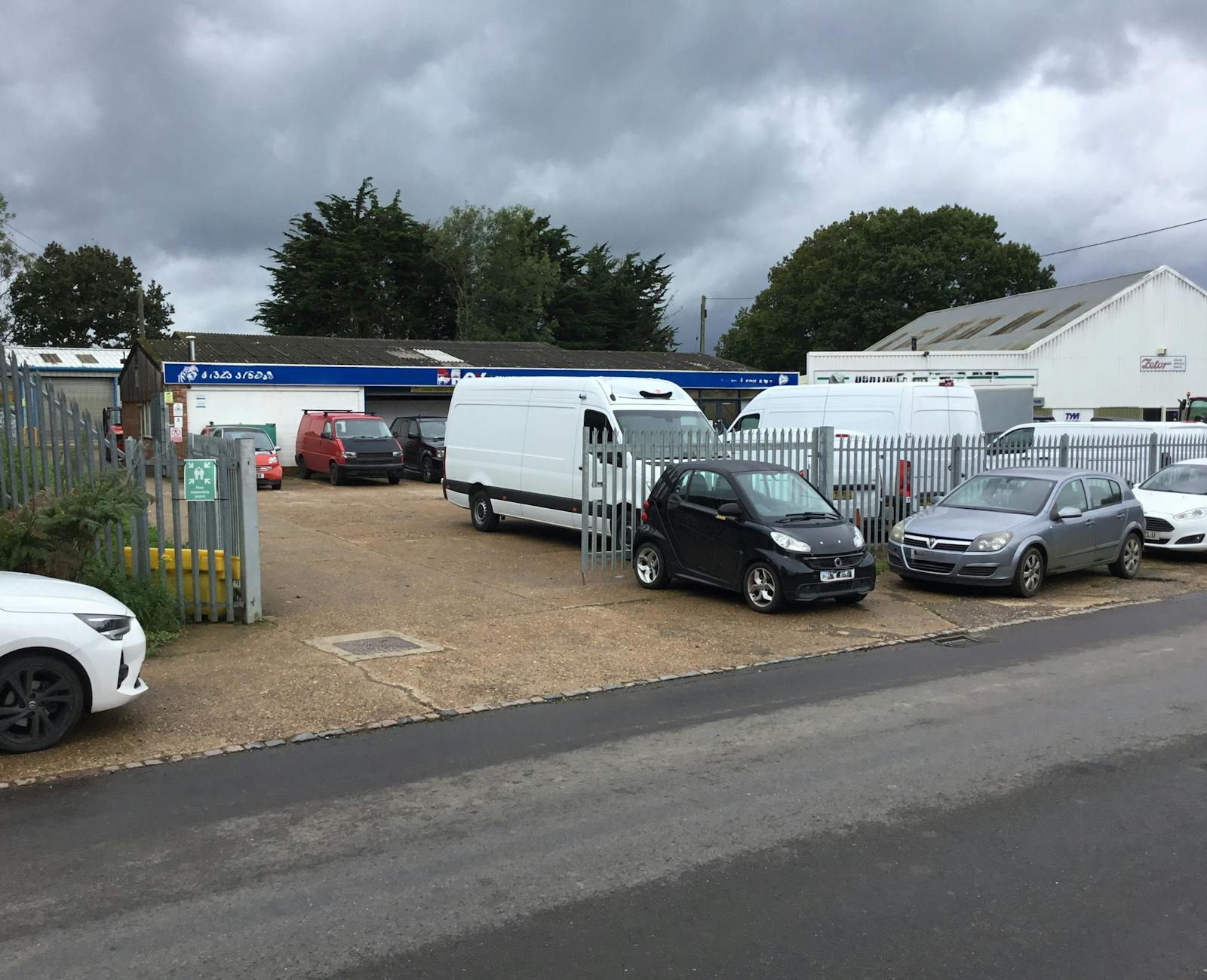 1-5 Cowbeech Hl, Hailsham to rent Building Photo- Image 1 of 4