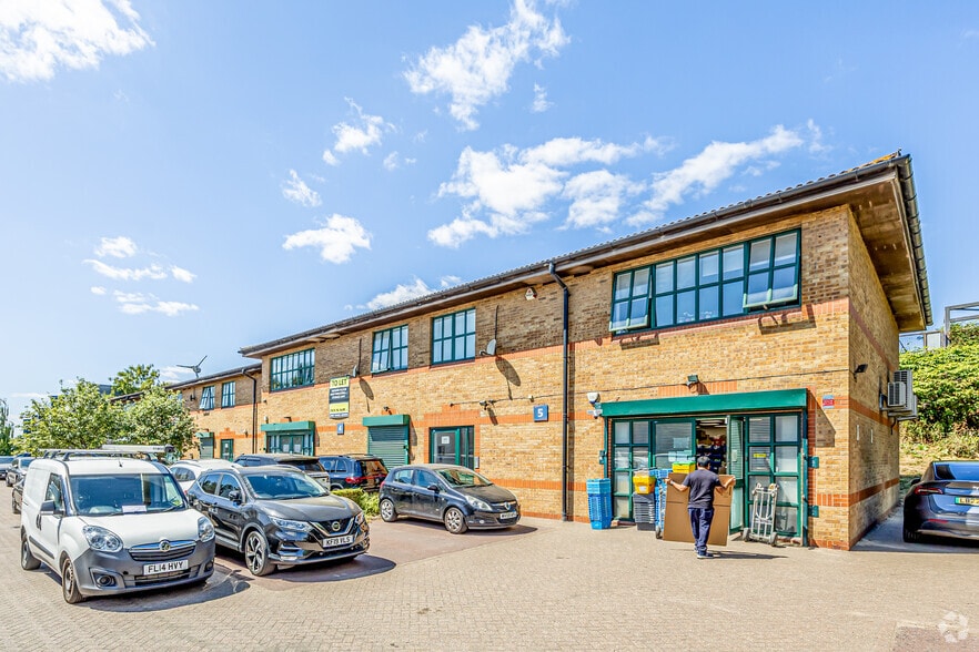 Great Central Way, London to rent - Building Photo - Image 3 of 3