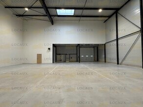 Light Industrial in Osny to rent Interior Photo- Image 1 of 5