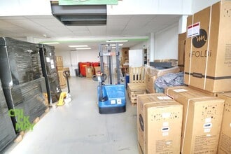 25 Ormside Way, Redhill to rent Interior Photo- Image 2 of 10