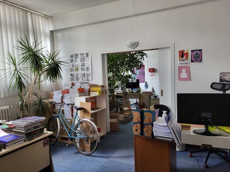 Light Industrial in Paris to rent - Interior Photo - Image 3 of 13