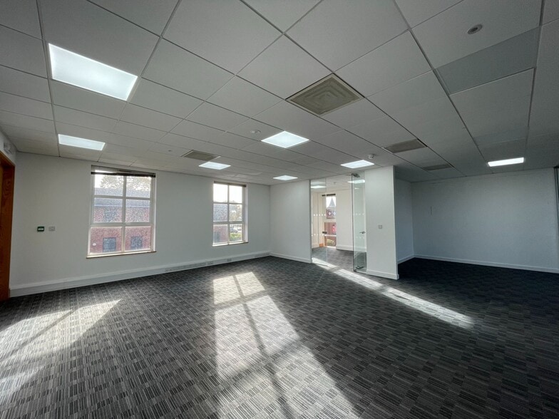 Manor Ln, Crewe to rent - Interior Photo - Image 3 of 12