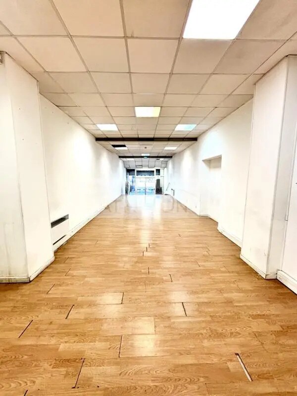 Retail in Marseille to rent Interior Photo- Image 1 of 9