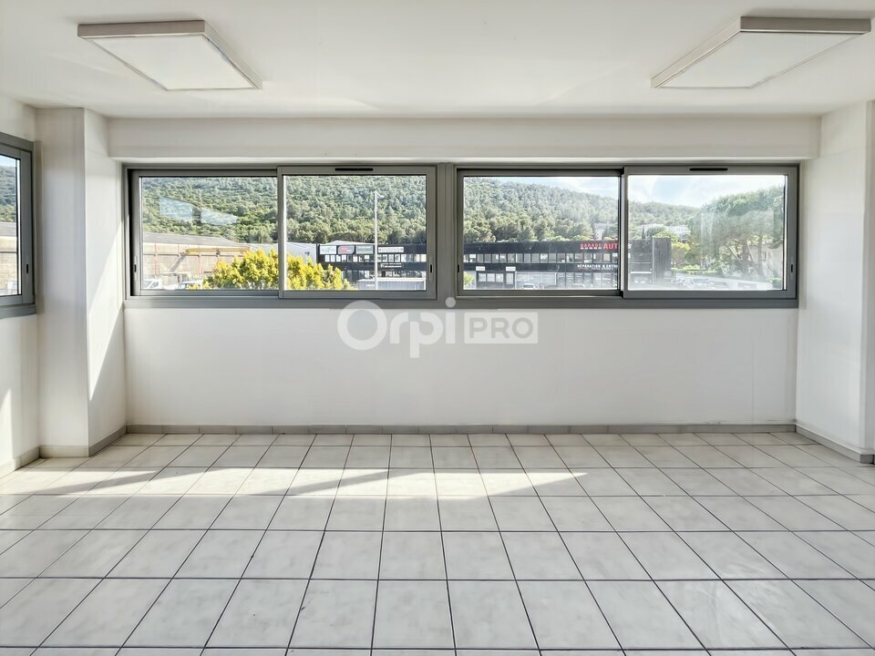 Office in Aubagne to rent Interior Photo- Image 1 of 6