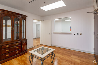 4211 N Cicero Ave, Chicago, IL for rent Interior Photo- Image 1 of 4