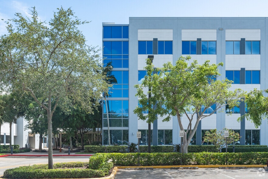 750 Park of Commerce Blvd, Boca Raton, FL to rent - Building Photo - Image 2 of 7